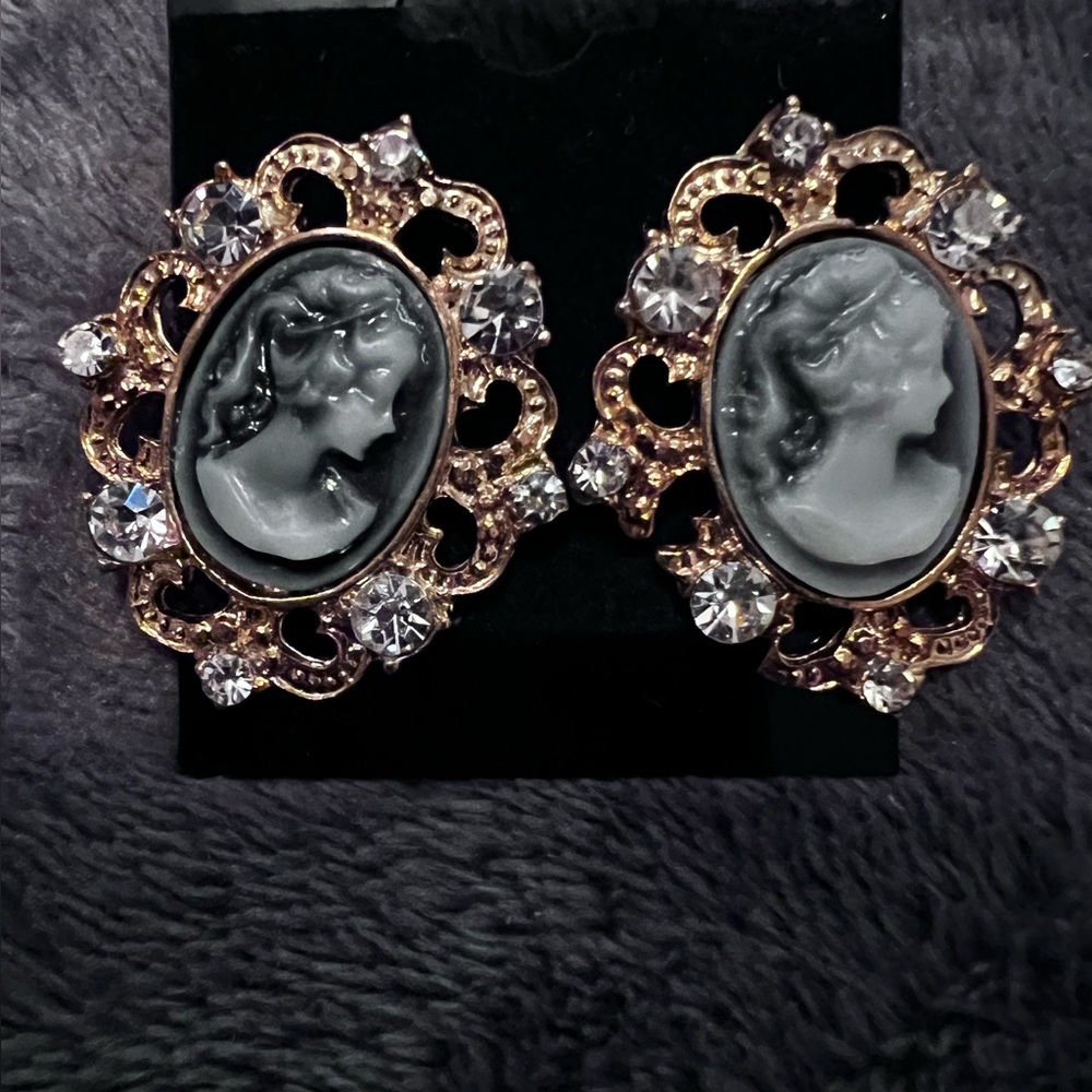 Came stud earrings